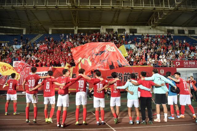 太猛了！随着曼城3-0横扫，英超积分榜如下：枪手仅剩两分优势！