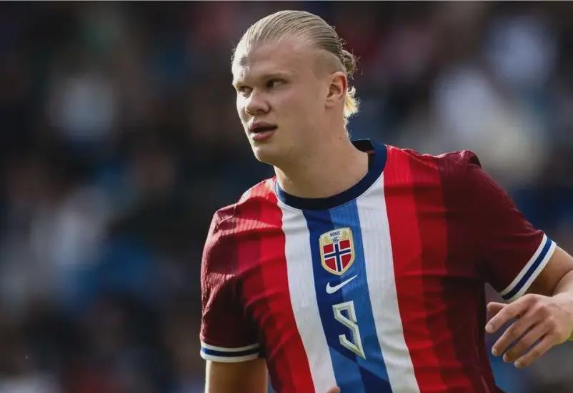 港队主场战新加坡，新加坡球员伤退时担架工作人员忍不住庆祝