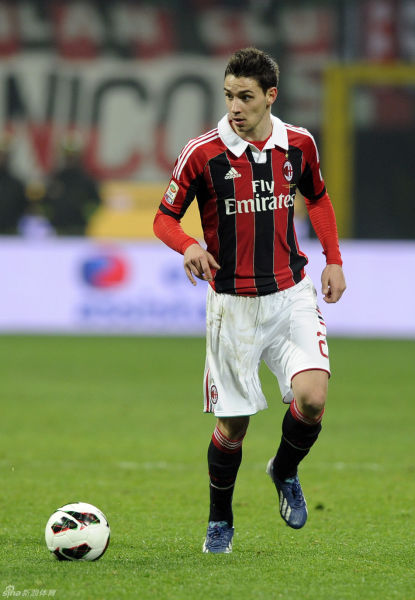 每体：巴萨有意左后卫索萨，想用桑托斯欠的290万欧锁定交易