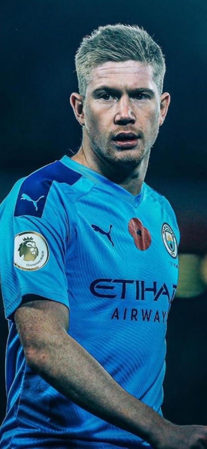 俄罗斯运动员谢尔盖-博伊在1800米高空踢球，挑战极限，引发热议。