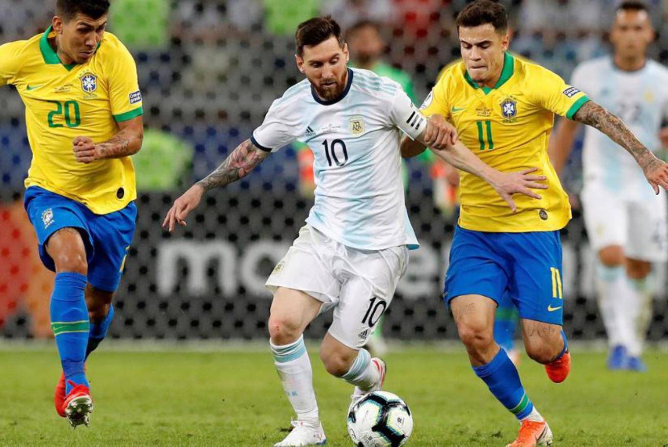 上海市政府向海港赠送冠军贺礼：木雕雄鹰和冠军奖杯刺绣