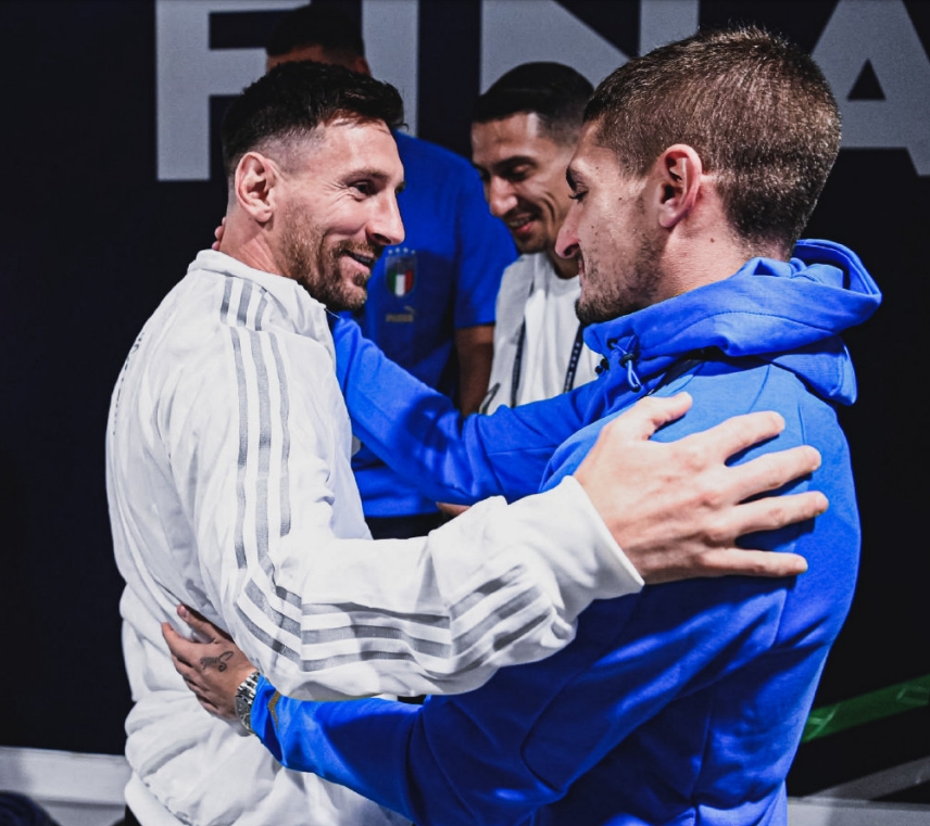 感谢俱乐部，U16国少球员身穿各自俱乐部训练服拍摄全家福