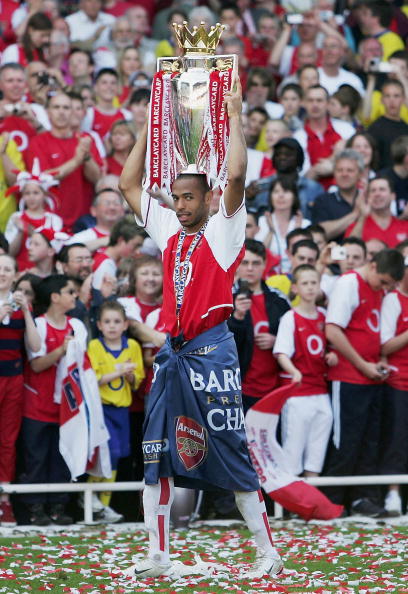 C罗被罚下后，看台上的爱尔兰球迷模仿他做出的哭泣手势