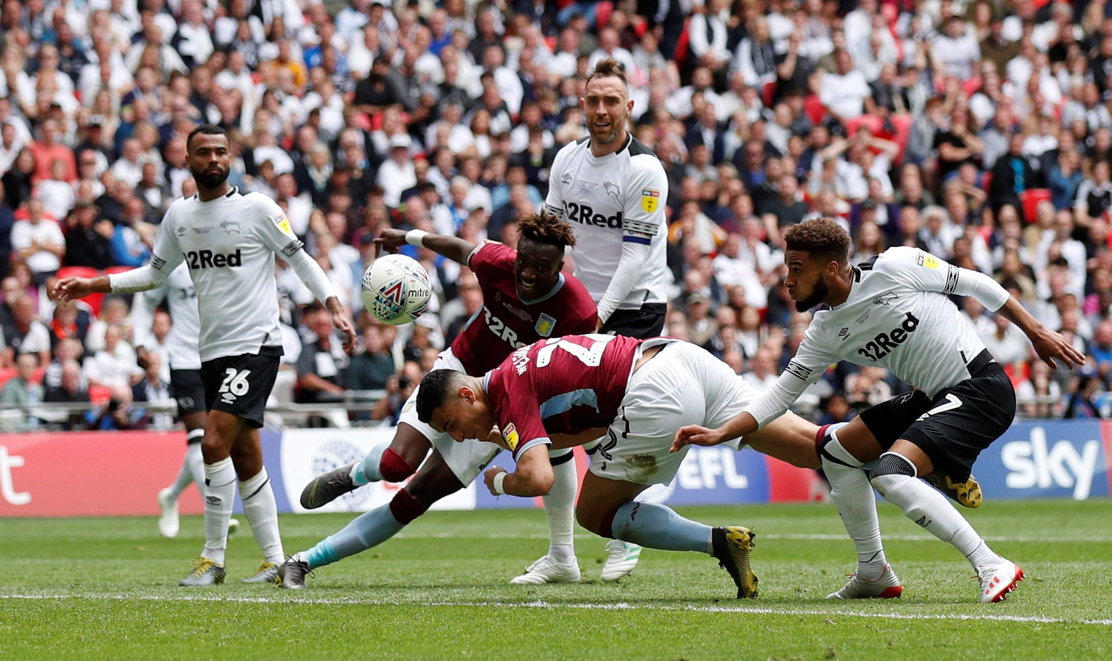 北京时间12月10日晚18：00，亚冠精英联赛东亚区小组赛将迎来一场决定出线命运的关键对决。